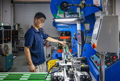 瑞晨精密電子訂單充足生產忙，積極助力瑞昌市“三大百日攻堅行動”